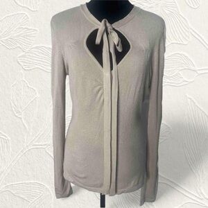 BCBGMAXAXRIA Women’s full sleeve knit top with tie front & button detail size M